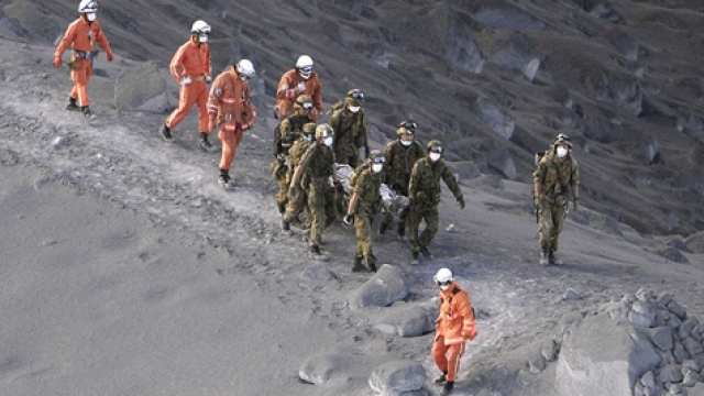 vdekje-e-trishtueshme-30-alpinist-euml-i-mbyti-pluhuri-i-vullkanit-foto-video_hd